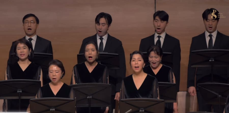 서울필로스합창단 단원들이 무대에서 합창하는 모습